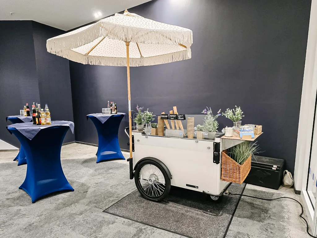 5_Abschnitt Fahrzeuge_Minnie_NEU Eisfahrrad buchen Rosalie mein eis mobile Eistheke catering bonn koeln duesseldorf